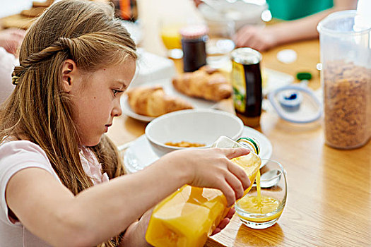 家庭,吃早餐,女孩,倒出,橙汁,玻璃