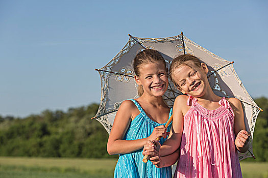 笑,双胞胎,姐妹,站立,地点,伞