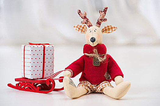 手制,玩具,旧式,圣诞节,鹿,坐,浅色背景,礼盒