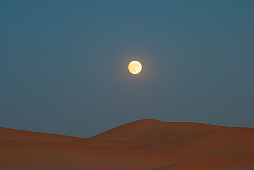 腾格里沙漠月亮升起