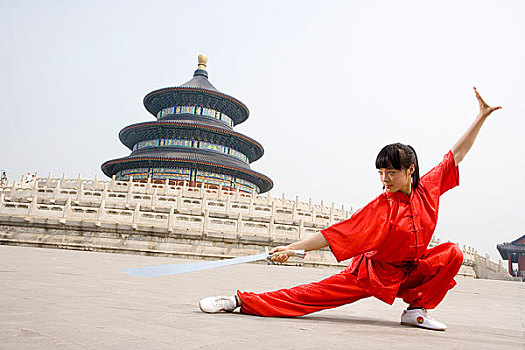 中国武术--一名女武术运动员在天坛祈年殿前练刀法