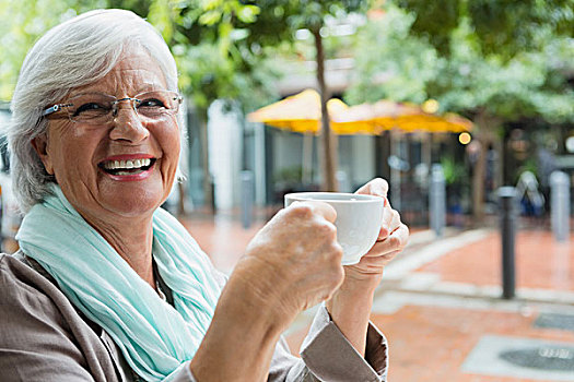 老年,女人,拿着,咖啡杯,露天咖啡馆