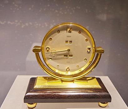 辽宁省大连博物馆馆藏文物,瑞士20世纪木座金属盘台钟
