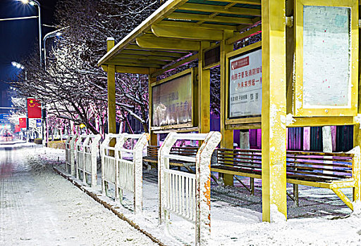 大雪下的公交车站