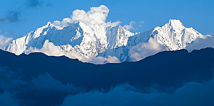 雄伟的雪峰