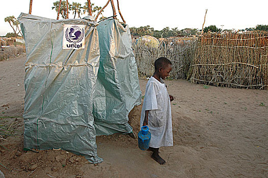 男孩,走,室外,联合国儿童基金会,挖,卫生间,露营,人,近郊,林羚,南方,达尔富尔,苏丹,十一月,2004年