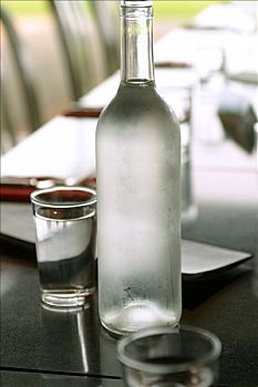 水,瓶子,玻璃杯,餐桌