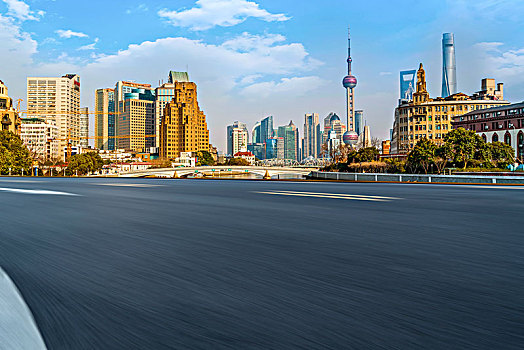 沥青地面和上海陆家嘴金融中心建筑群