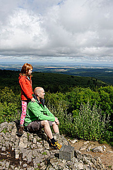 远足者,岩石上,山,顶峰,北方,莱茵兰普法尔茨州,德国,欧洲