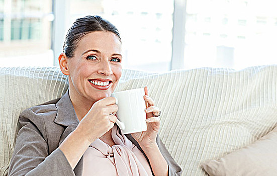 高兴,职业女性,喝,一杯咖啡,沙发