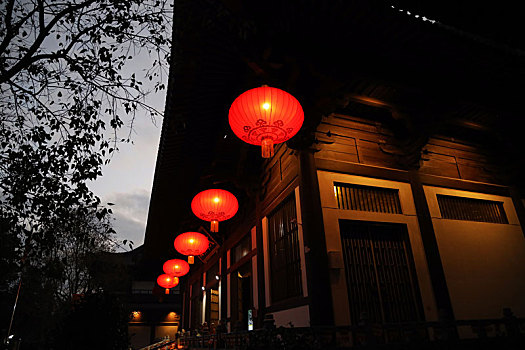 节日寺庙里高挂的红灯笼
