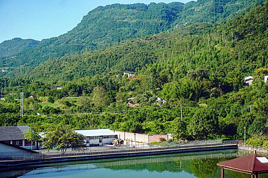 红岩水库堤坝与库房