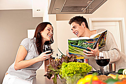 年轻,情侣,厨房,选择,烹饪,菜谱,喝,红酒