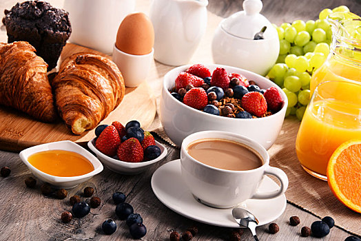 早餐,咖啡,果汁,牛角面包,水果