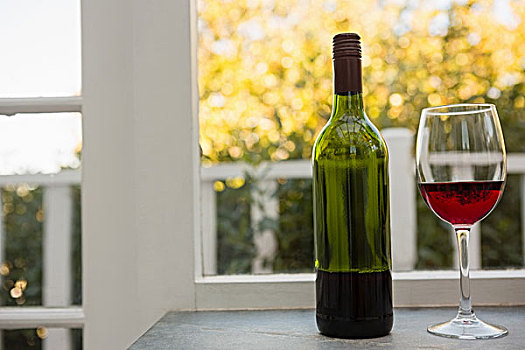 葡萄酒杯,瓶子,桌上,酒吧,特写,窗户