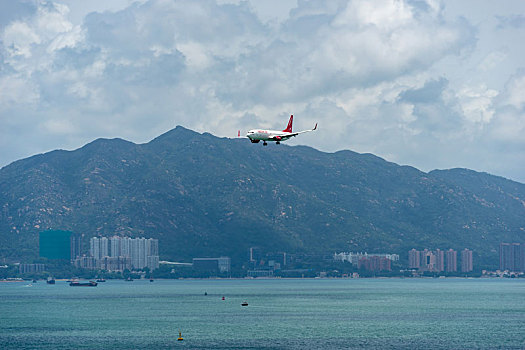 一架韩国的易斯达航空客机正降落在香港国际机场
