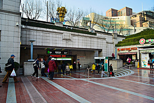 上海地铁站出口