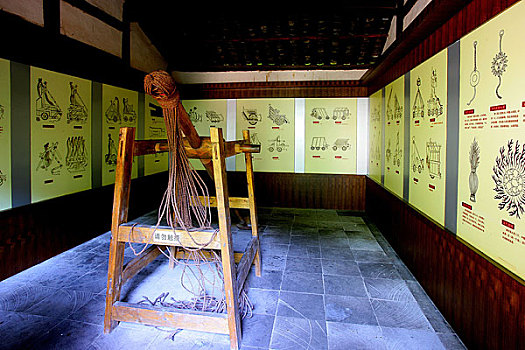 重庆古钓鱼城的博物馆中陈列着当年抗蒙用的投掷石丸机