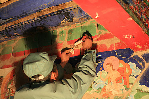 西藏拉萨布达拉宫里面的墙上的壁画正进行壁画修复