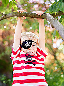 男孩,穿,眼罩,悬挂,枝条,树
