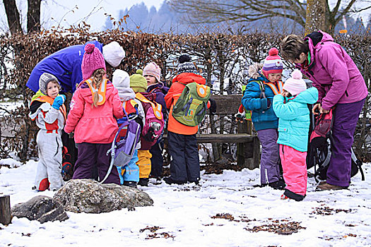 雪地嬉戏