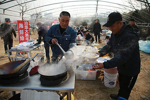 山东省日照市,农村大集熙熙攘攘,满满的人间烟火气息