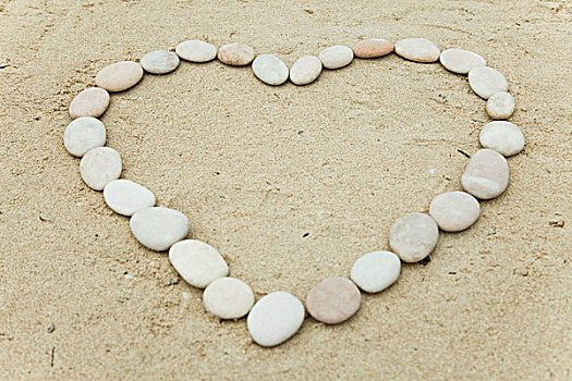 鹅卵石,放置,心形,沙滩