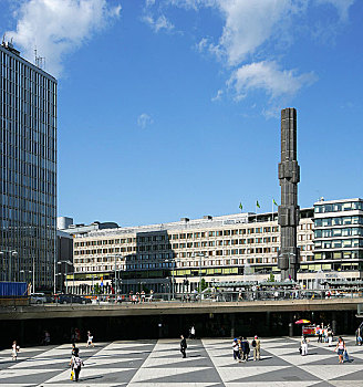 市区广场水晶柱,４０米高,由８万块玻璃组成