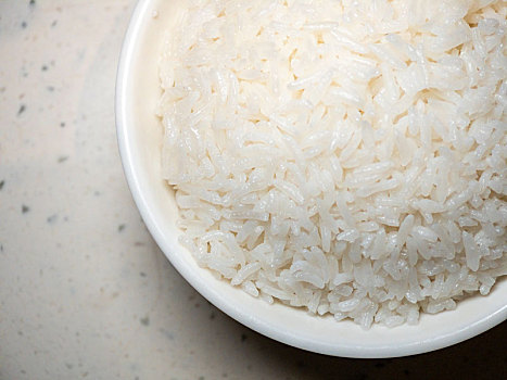 装在白色陶瓷碗里的白米饭