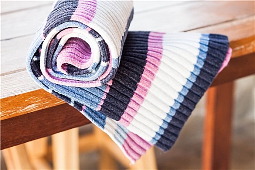 编织,条纹,围巾,木桌