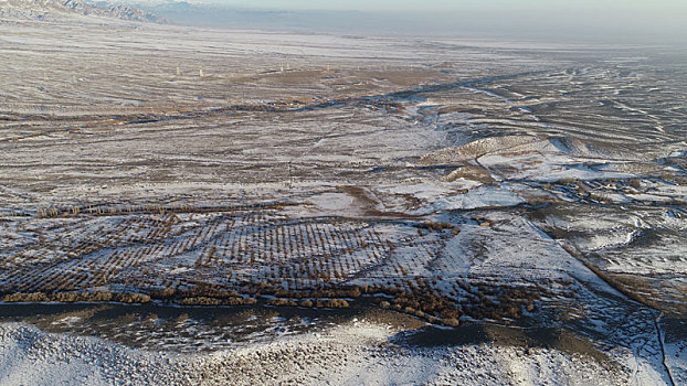 雪吻戈壁大地