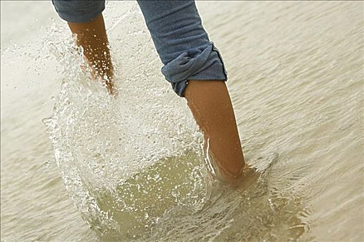 女人,踢,水,海滩