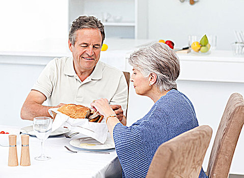 退休,伴侣,吃饭,厨房
