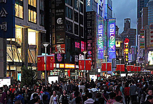节日之夜,上海南京东路霓虹闪烁,游客如潮