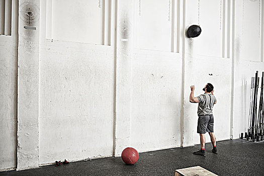 男人,投掷,健身球,墙壁,训练,健身房