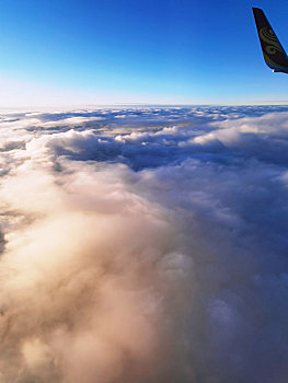 在飞机上看云朵