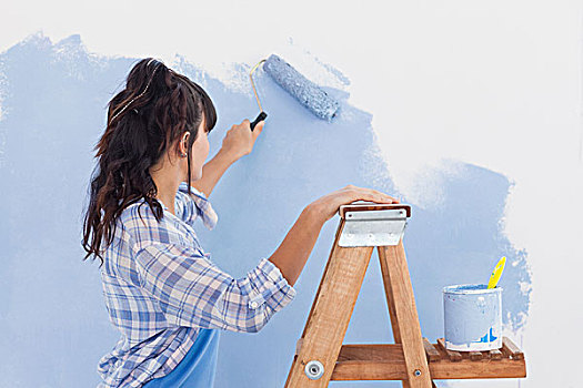 女人,油漆滚,颜料,墙壁,蓝色,靠着,梯子