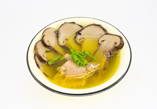 白色背景瓷碗里乘的松茸炖鸡汤