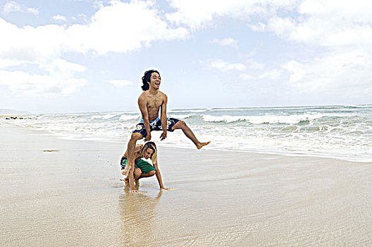 两个,年轻,男人,玩,蛙跳,海滩