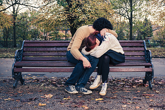 悲伤,年轻,情侣,公园长椅,搂抱,秋天
