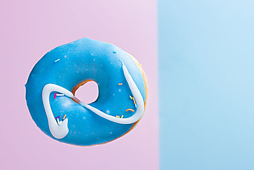 飞,甜甜圈,蓝色背景,一个,甜,油炸圈饼,粉色背景