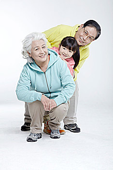 穿运动服的爷爷奶奶和孙女