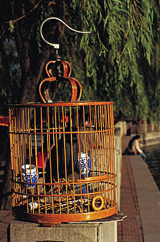 北京什刹海摆在围栏上的画眉鸟笼