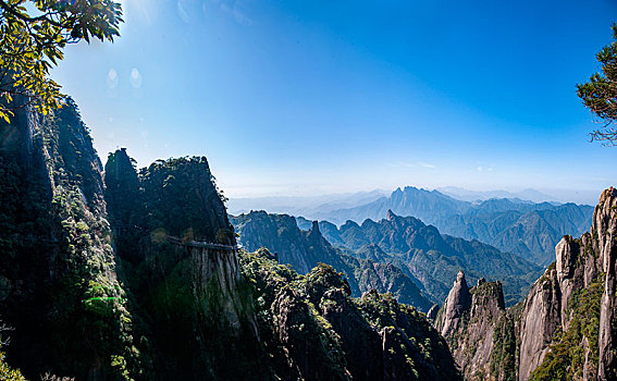 江西上饶三清山西海岸峡谷间的悬空栈道