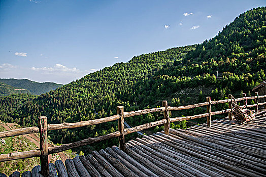 山西宁武县涔山乡悬空村,悬崖上的村庄,村中唯一比较宽敞的是用圆木铺架,栈道,上的村中广场