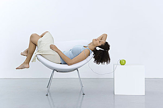 女人,倚靠,椅子,听,耳机,苹果,侧面视角