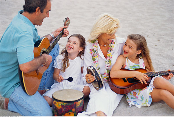 家庭,演奏音乐,海滩