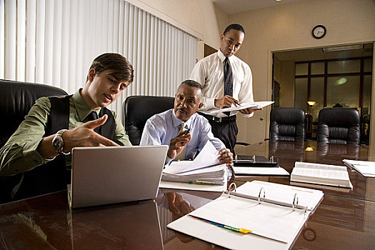 美国黑人,管理人员,两个,年轻,同事,察看,文书,会议室