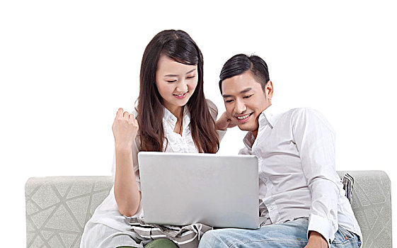 东方时尚年轻情侣使用电脑