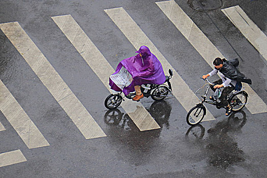 雨中行人